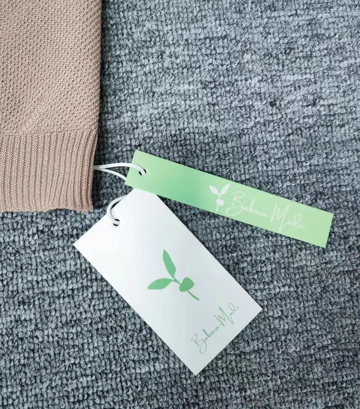 Drune - Goldfarbener einfarbiger Pullover mit Rundhalsausschnitt