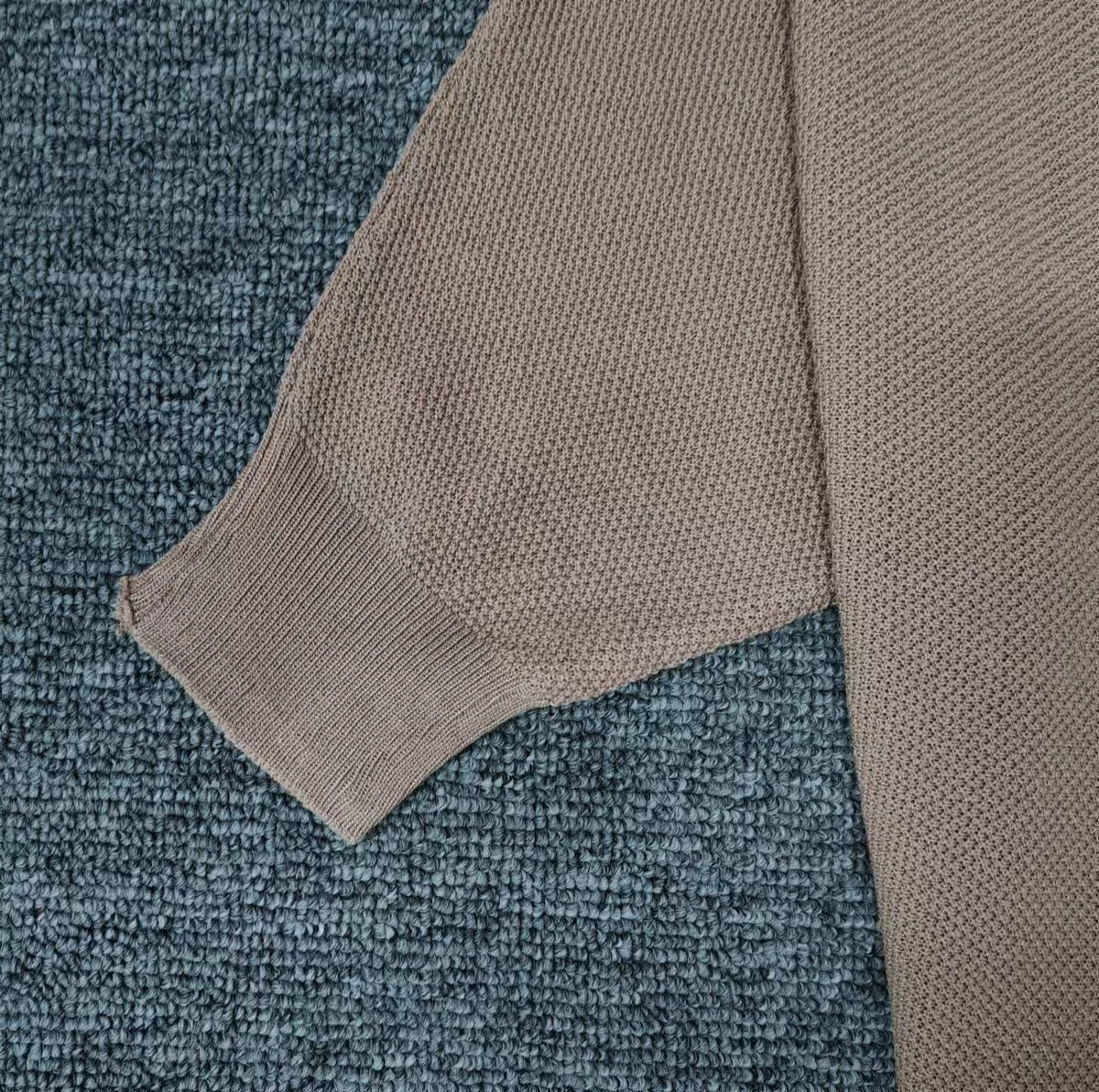 Drune - Goldfarbener einfarbiger Pullover mit Rundhalsausschnitt