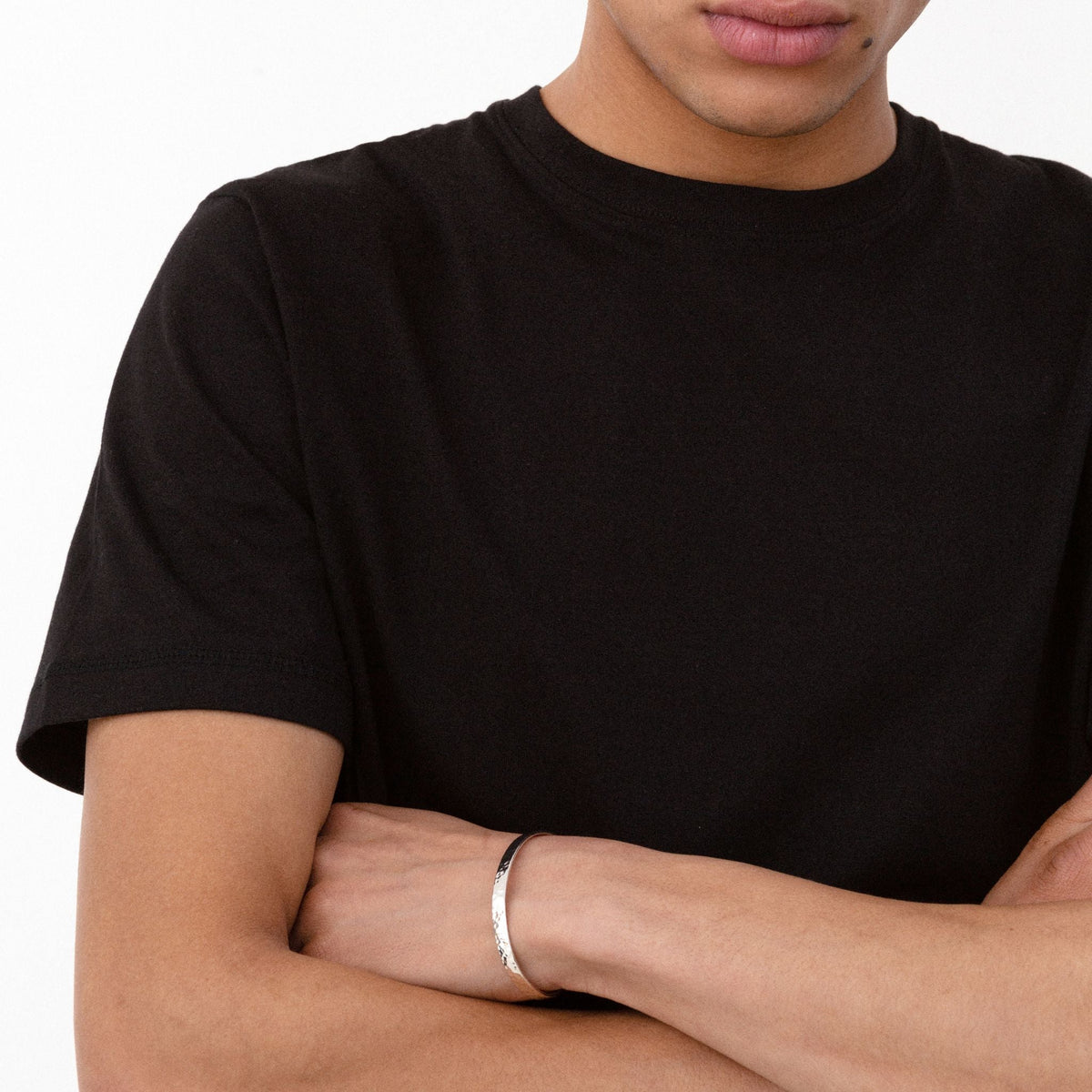 Drune | Schlankes Silberarmband Mit Gehämmertem Muster Für Herren