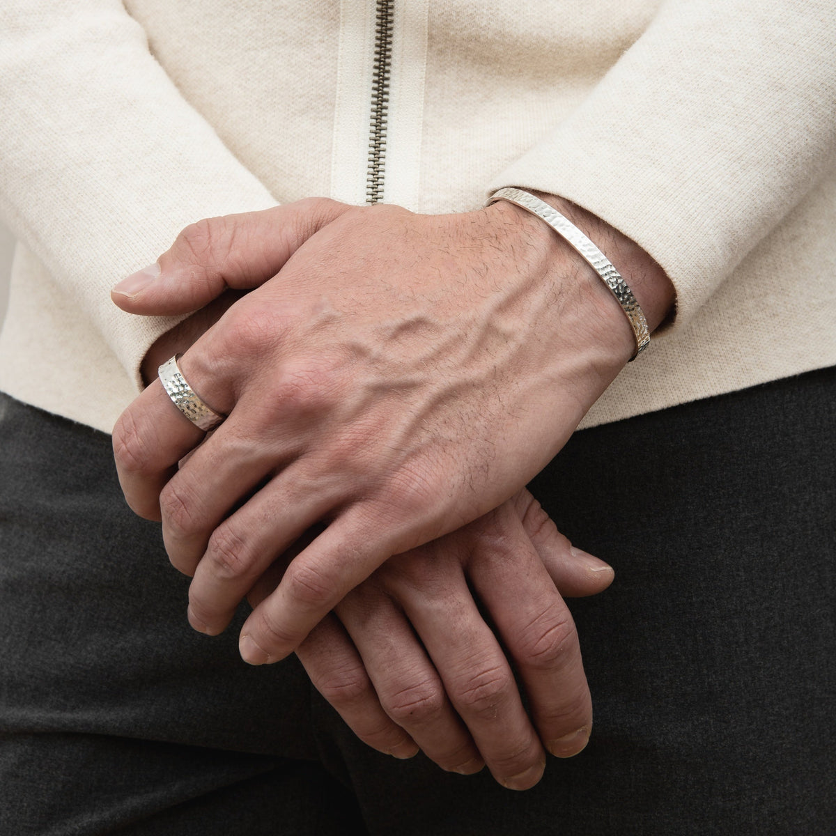 Drune | Schlankes Silberarmband Mit Gehämmertem Muster Für Herren