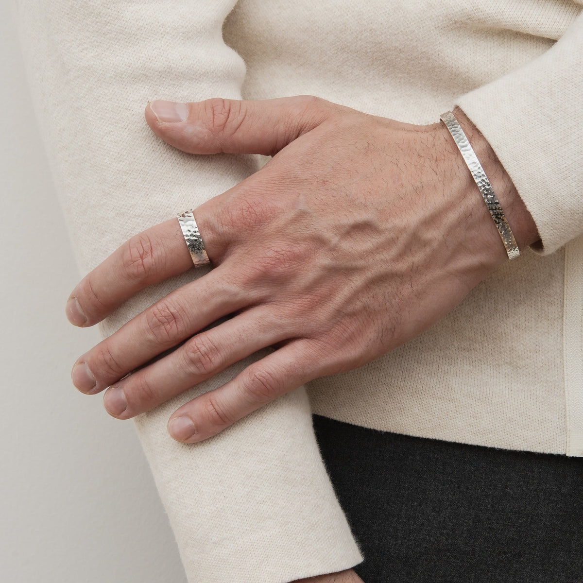 Drune | Schlankes Silberarmband Mit Gehämmertem Muster Für Herren