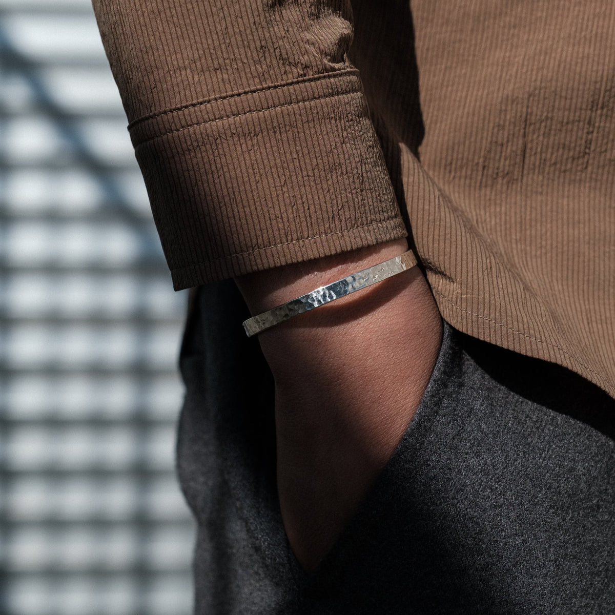 Drune | Schlankes Silberarmband Mit Gehämmertem Muster Für Herren