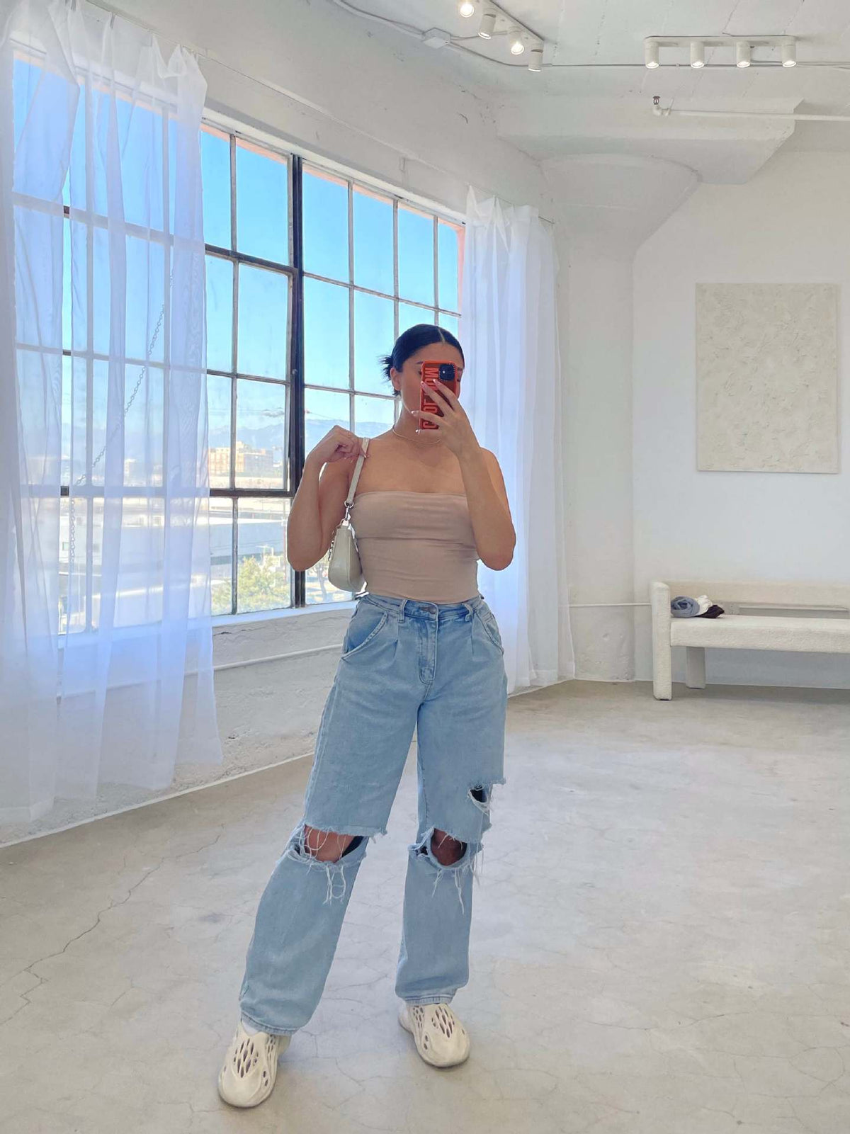 Jeans da donna effetto strappato dal taglio ampio e moderno, dall’eleganza disinvolta