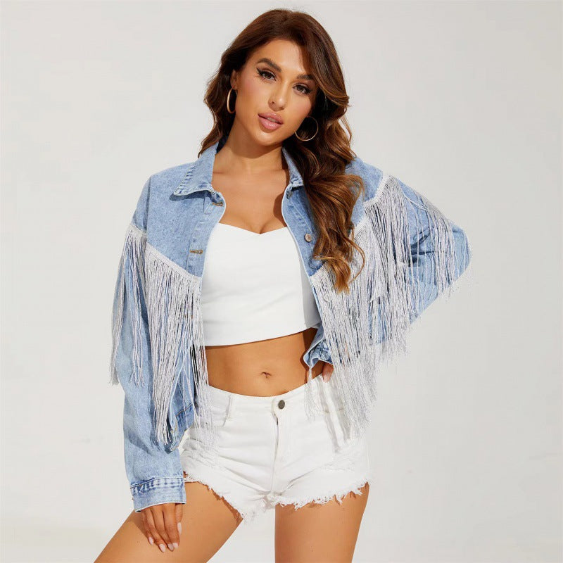 Giacca da donna in jeans con dettagli sfrangiati e taglio casual