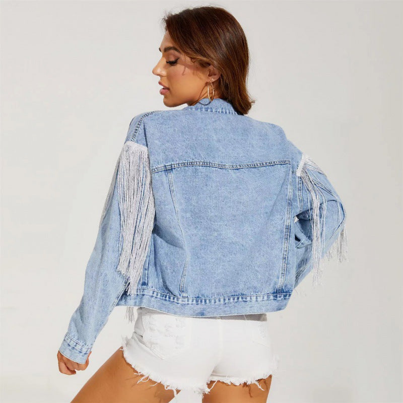 Giacca da donna in jeans con dettagli sfrangiati e taglio casual
