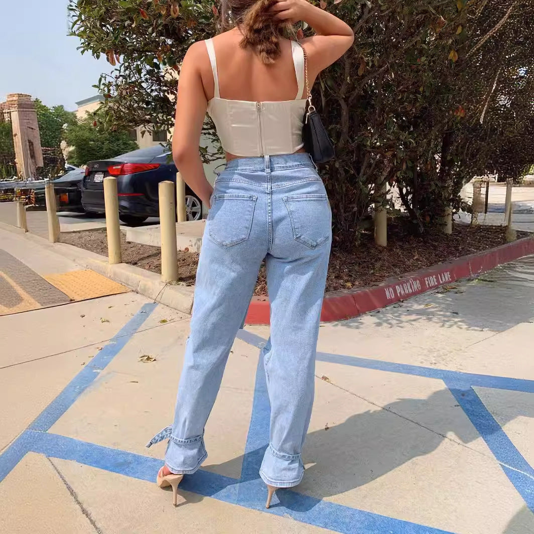Jeans da donna effetto strappato dal taglio ampio e moderno, dall’eleganza disinvolta