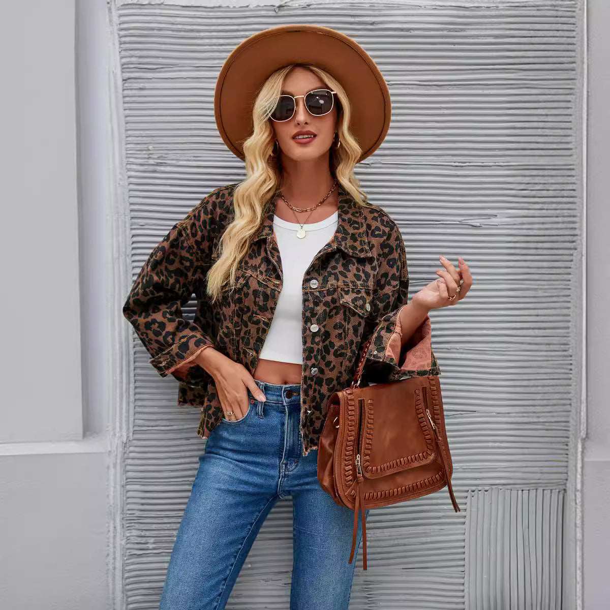 Giacca di jeans da donna in stile alla moda
