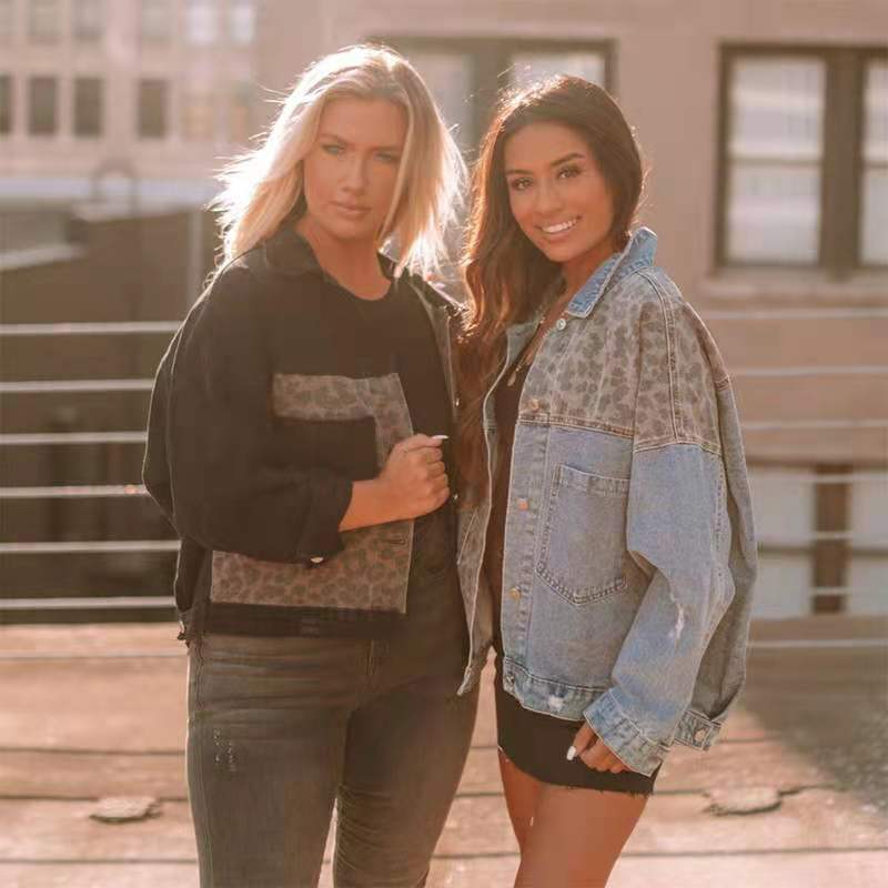 Giacca in denim da donna con un esclusivo motivo animalier e un taglio casual