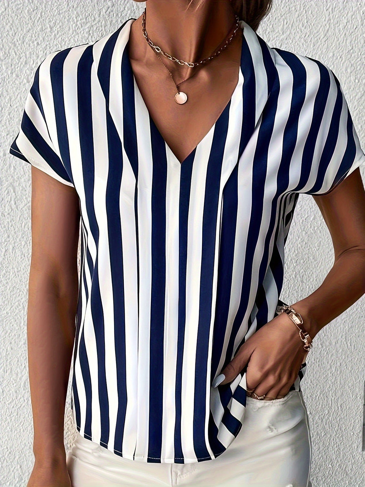 Damen Bluse im elegant gestreiften Design mit modernem V-Ausschnitt und kurzen Ärmeln Drune