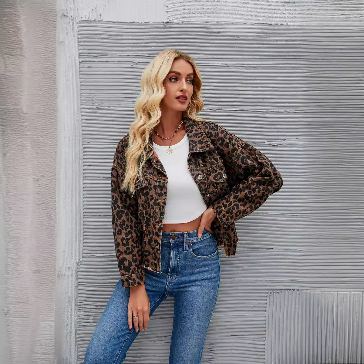 Giacca di jeans da donna in stile alla moda