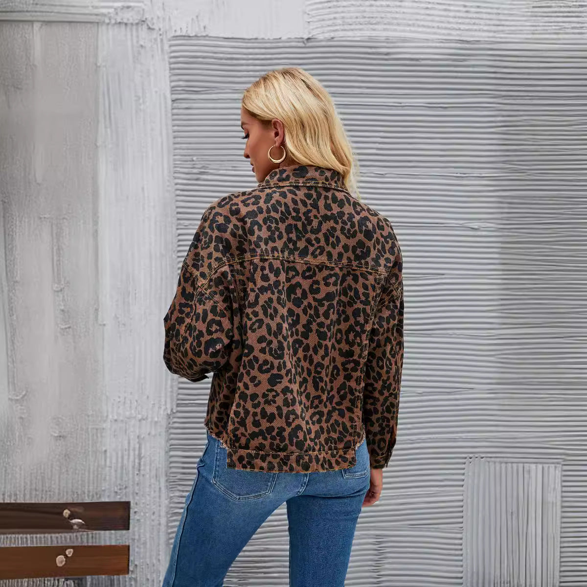 Giacca di jeans da donna in stile alla moda