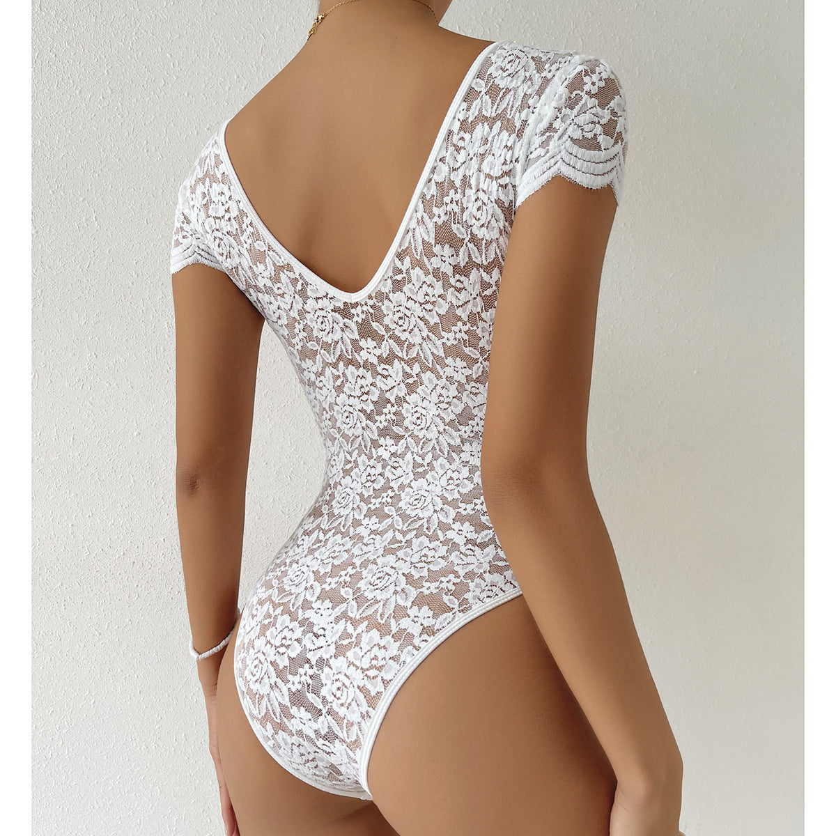 Drune | Bodysuit mit Tiefem V-ausschnitt aus Spitze und Kurzen Ärmeln