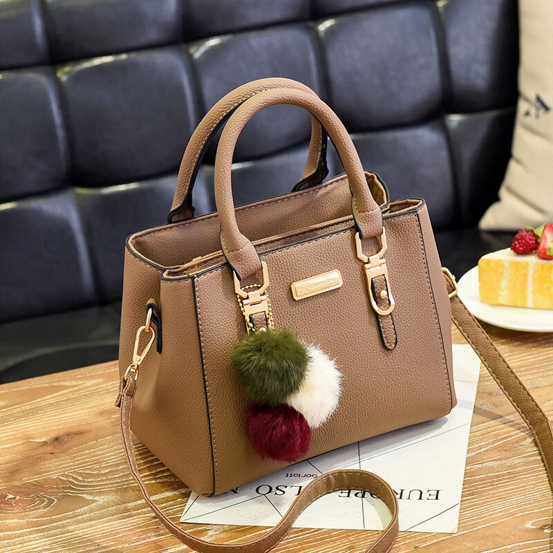 Drune Damen-Tasche | Lederhandtasche mit 3 weichen Plüschbällen