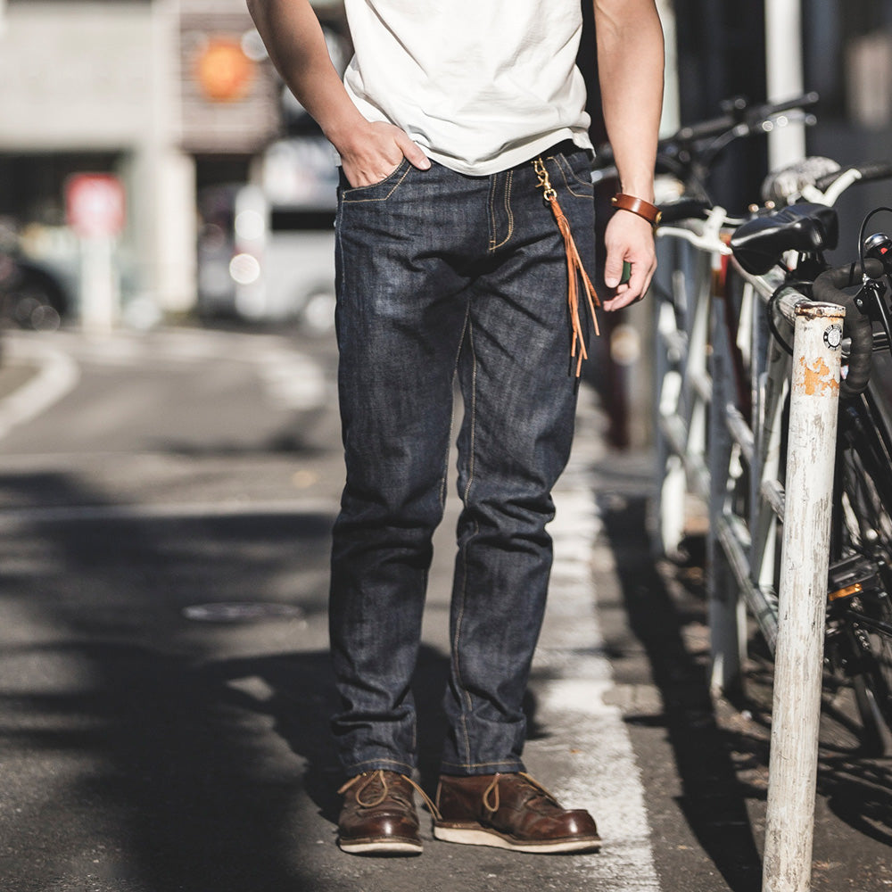 Jeans in denim selvage grezzo con graffiti e toppa in crine di cavallo da uomo